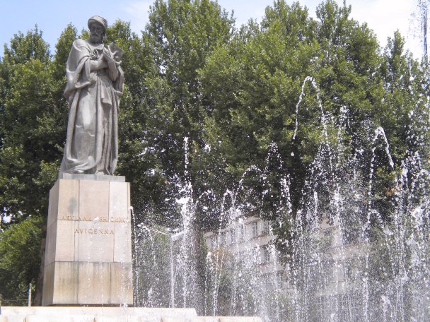 Denkmal mit Wasserspiel /
Monument with fountain