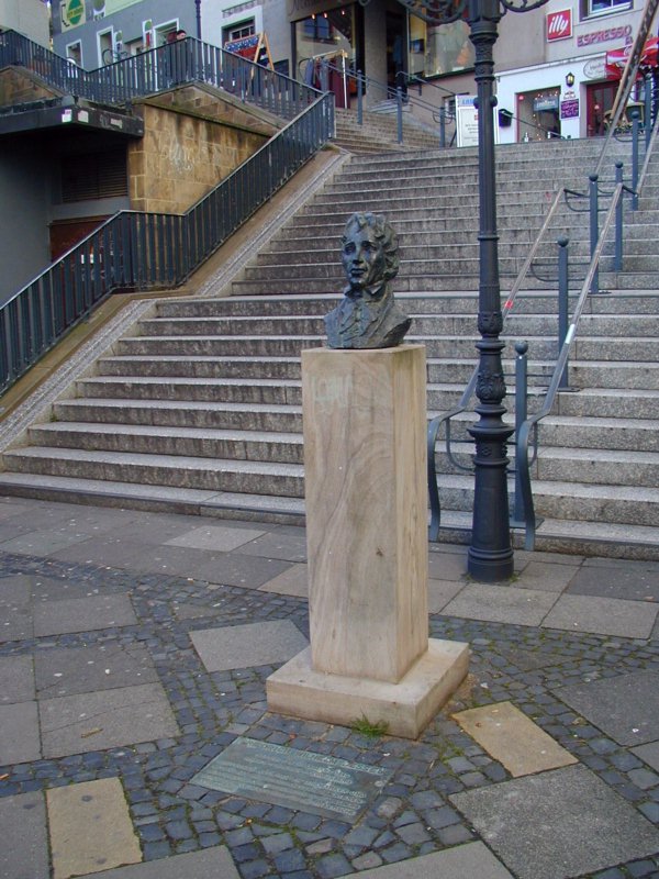 Büste vor der Martinitreppe / 
Bust at the lower end of the Martini stairs