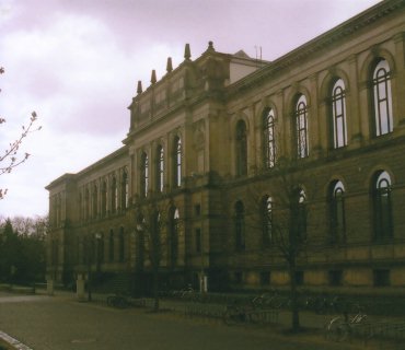 Gebaeudefront /
Frontside of the building