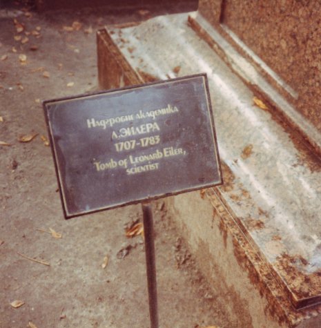 Hinweisschild am Grab von Leonhard Euler /
Signboard at the grave of Leonhard Euler