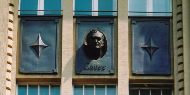 Medaillon mit Bueste von C. F. Gauß /
Medallion with bust of C. F. Gauß