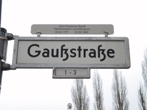Strassenschild zu K. F. Gauss /
Street-signs related to K. F. Gauss