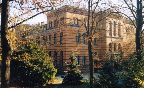Institutsgebaeude /
Institute