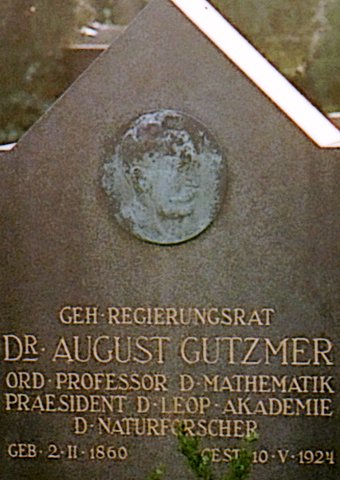 Detail des Grabsteins /
Detail of the gravestone