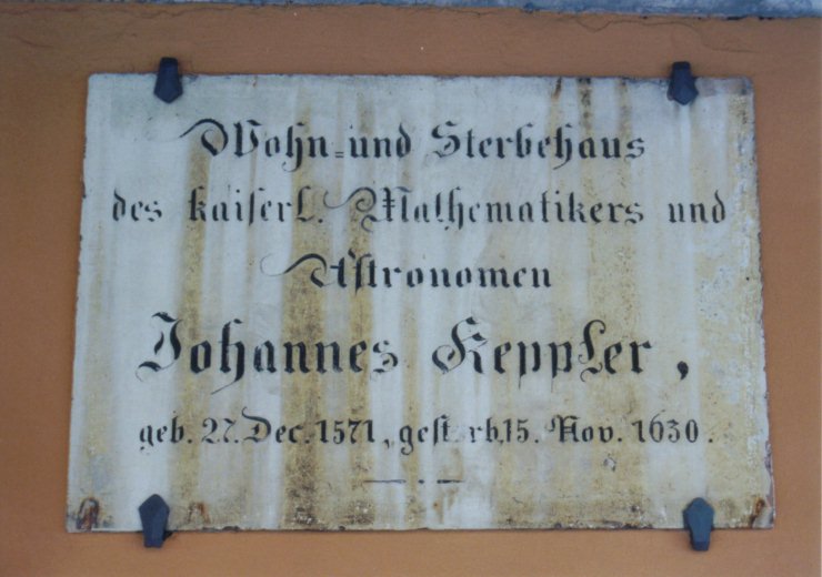 Gedenktafel neben dem Eingang zum Kepler-Museum /
Commemorative plaque beyond the entrance to the Kepler museum