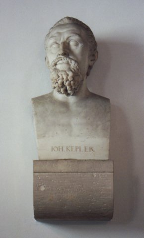 Bueste im Eingangsbereich zum Kepler-Museum /
Bust in the entrance to the Kepler museum