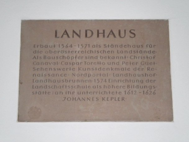 Tafel im Durchgang /
Plaque in the passage
