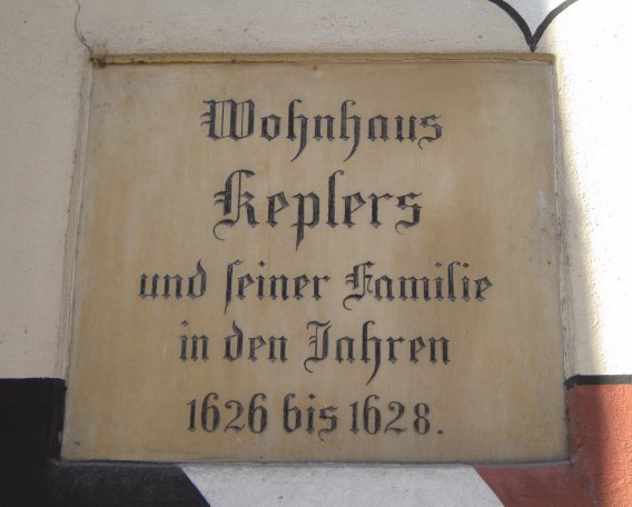 Tafel am Wohnhaus /
Plaque at the dwelling house