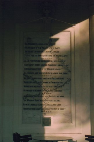 Marmortafel mit Versen von Omar Khayyam /
Marble plaque with stanzas of Omar Khayyam