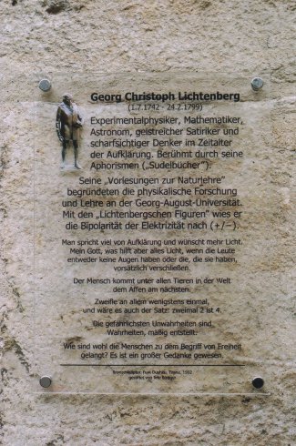Tafel zum Denkmal /
Plaque concerning the monument