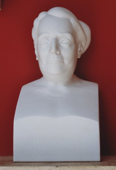 Bueste von E. Noether /
bust of E. Noether