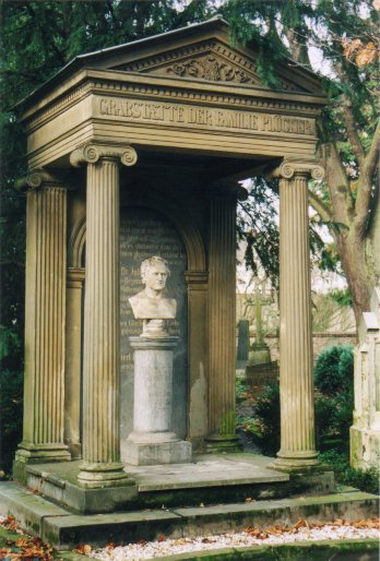 Grabstaette der Familie Pluecker /
Tomb of family Pluecker