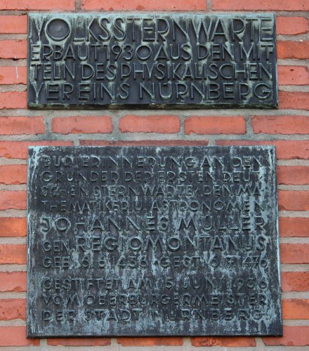 Gedenktafel an der Volkssternwarte in Nuernberg  /
Plaque at the People's observatory in Nuremberg