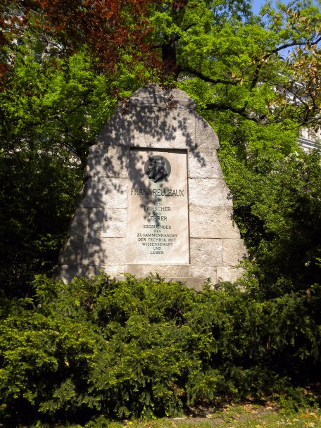 Denkmal zu F. Reuleaux /
Monument for F. Reuleaux