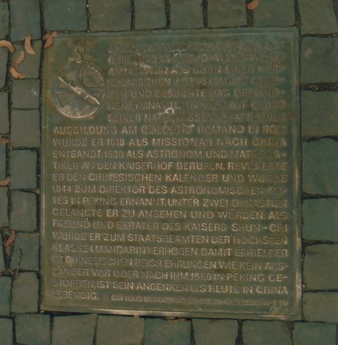 Tafel vor dem Denkmal von Johann Adam Schall von Bell /
Plaque in front of the monument of Johann Adam Schall von Bell
