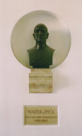 Bueste von W. v. Dyck /
Bust of W. v. Dyck