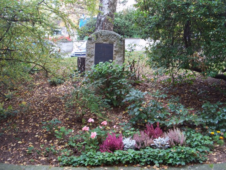 Gedenkstein fuer E. Weigel /
Memorial for E. Weigel